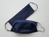 MNS Maske aus 100% Baumwolle, dunkelblau mit Falte, waschbar und lange verwendbar, geöffnet und geschlossen