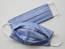 Premium MNS Maske, 3-lagig aus 100% Baumwolle in der Farbe mittelblau, für längeren Einsatz. Waschbar und wiederverwendbar. Angenehmer Tragekomfort, mit Gummizug, mit Falte zum einfachen Justieren
